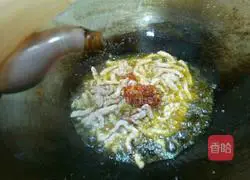 Illustration of how to make fried rice with shredded pork and two peppers 13