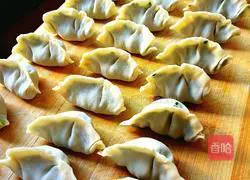 Illustration of how to make leek and pork dumplings 7