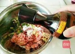 Illustration of how to make lotus root meat dumpling stuffing 7