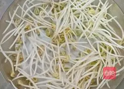 Illustration of how to make fried rice noodles with leek and bean sprouts 3