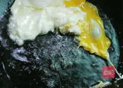 Illustration of how to make peas and eggs fried rice 5