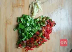 Illustration of how to make fried noodles with green and red pepper 1