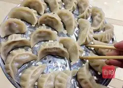 Illustration of how to make mushroom and pork dumplings 4