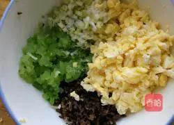 Illustration of how to make celery, egg and fungus dumplings 7