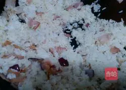 Illustration of how to make asparagus and bacon fried rice 8