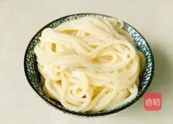 Illustration of how to make noodles with chili oil 6