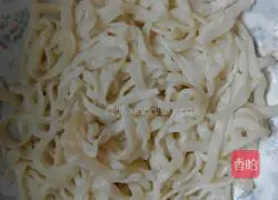 Illustration of how to make tomato, ham and egg fried noodles 2