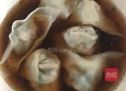 Illustration of how to make sour soup wontons 6