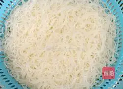 Illustration of how to make fried rice noodles with leek and bean sprouts 7