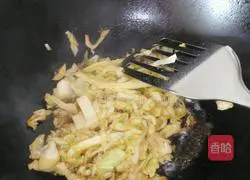 Illustration of how to make fried diced steamed buns with cabbage 3 
