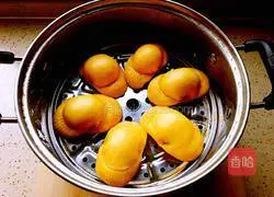 Illustration of how to make golden ingot steamed buns 19