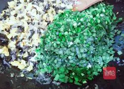 Illustration of how to make leek and egg vermicelli dumpling filling 14