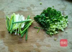 Illustration of how to make noodles with scallion oil 1