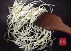 Illustration of how to make fried noodles with mung bean sprouts 6