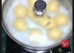 Illustration of how to make brown sugar, red dates and red bean twist steamed buns 7