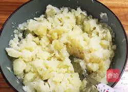 Illustration of how to make fried potato cakes 1