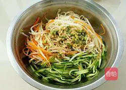 Illustration of how to make Zhixiang mung bean sprout noodles 8