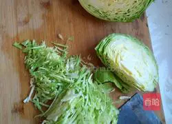 Illustration of how to make Korean rice noodle dumplings 2