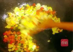 Illustration of how to make colorful egg fried rice 9