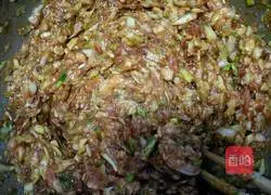 Illustration of how to make lotus root and pork dumpling stuffing 9