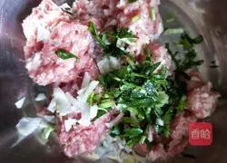 Illustration of how to make cabbage and meat dumplings 3