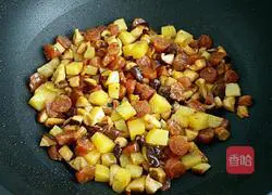 Illustration of how to make braised rice with mushrooms, sausages and potatoes 6