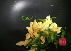 Illustration of how to make green pepper and egg fried rice 3