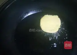 Illustration of how to make golden steamed bun slices 6