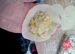Illustration of how to make cabbage and egg vegetarian dumplings 8 