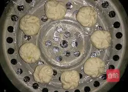 Illustration of how to make fish paste and flower dumplings with steamed buns 7