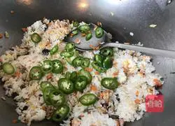 Pineapple, Shrimp, Egg Fried Rice Illustration of how to do it 15