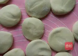 Illustration of how to make celery and pork buns 15