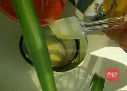 Illustration of how to make cream strawberry crepe 3