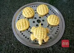 Illustration of how to make pumpkin cake with little turtle molting shell 8