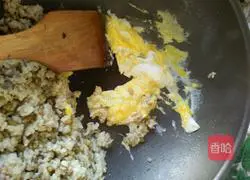 Illustration of how to make Qinxiang multi-grain fried rice 4