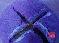 Illustration of how to make two-color flowering steamed buns 11