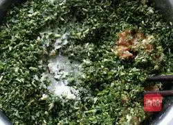 Illustration of how to make shepherd's purse and pork dumpling stuffing 5