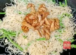 Illustration of how to make shredded pork, beans and fried rice noodles 16