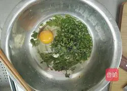 Illustration of how to make egg pancakes with chives and sweet potato leaves 2