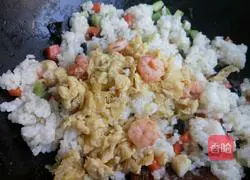 Illustration of how to make shrimp and egg fried rice 7