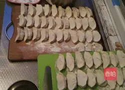 Illustration of how to make dumplings filled with cowpea, pork and carrot stuffing 5