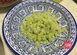 Illustration of how to make celery and pork dumplings 3