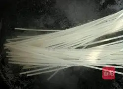 Illustration of how to make noodles with scallion oil 3