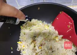 Illustration of how to make egg fried rice 7