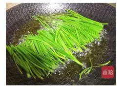 Illustration of how to make noodles with scallion oil 2