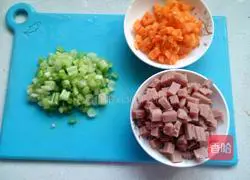 Illustration of how to make egg and ham fried rice 2