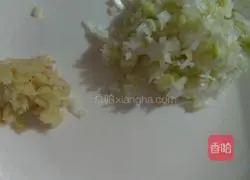 Illustration of how to make pork, fungus and radish dumplings 3