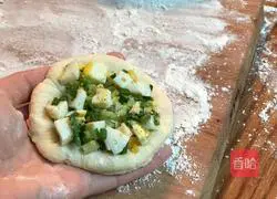 Illustration of how to make scallion pancake 11