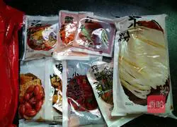 Illustration of how to make spicy crayfish flavored snail noodles 3