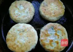 Illustration of how to make pork, shiitake, mushroom and cabbage pie 12